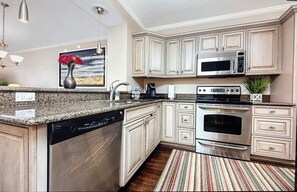 Microondas, horno, placa de cocina, lavavajillas