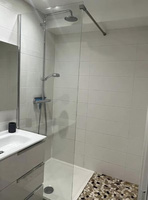 Dusche, Handtücher, Toilettenpapier