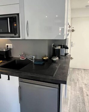 Mikrowelle, Herdplatte, Geschirrspüler