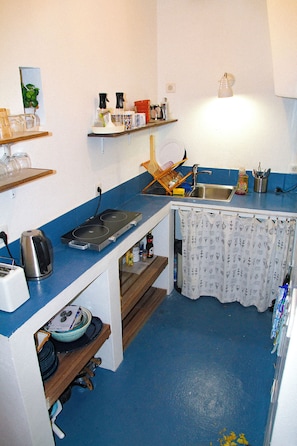 Réfrigérateur, four, plaque de cuisson, cafetière/bouilloire