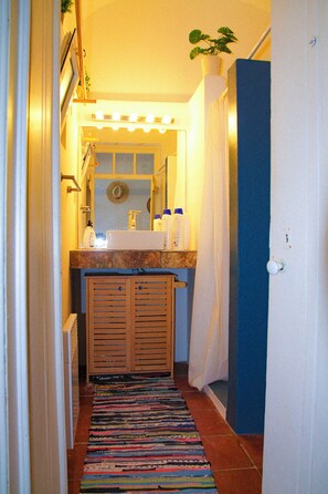 Dusj, hårføner, håndklær og såpe