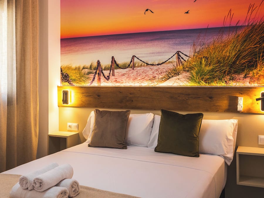 Een bureau, een laptopwerkplek, geluiddichte muren