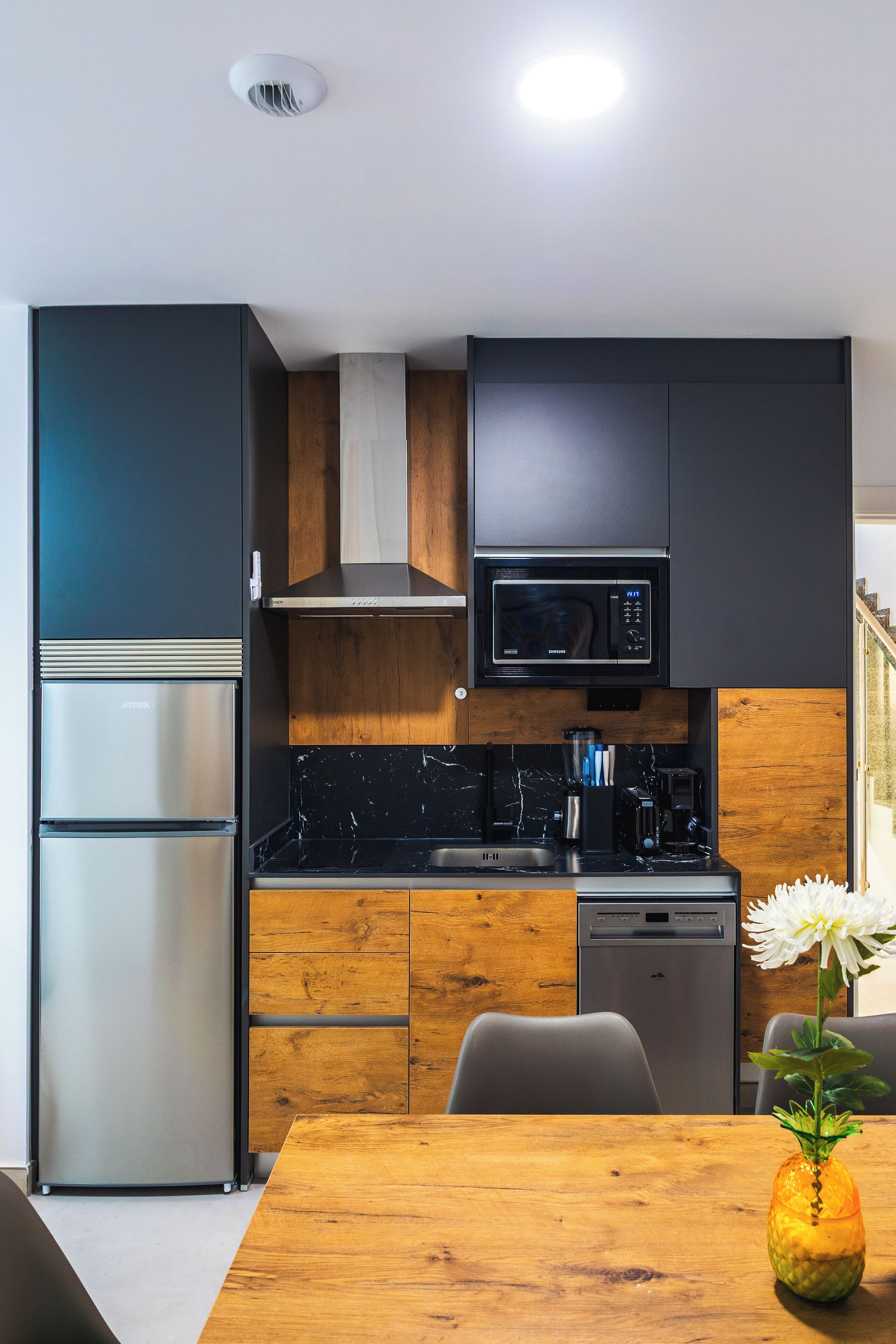 Full-sized fridge, microwave, stovetop, dishwasher