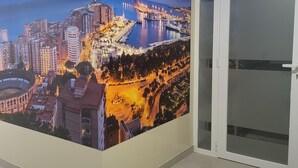 Een berging met een grote muurschildering van een stadsgezicht.