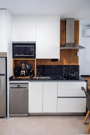 Full-sized fridge, microwave, stovetop, dishwasher