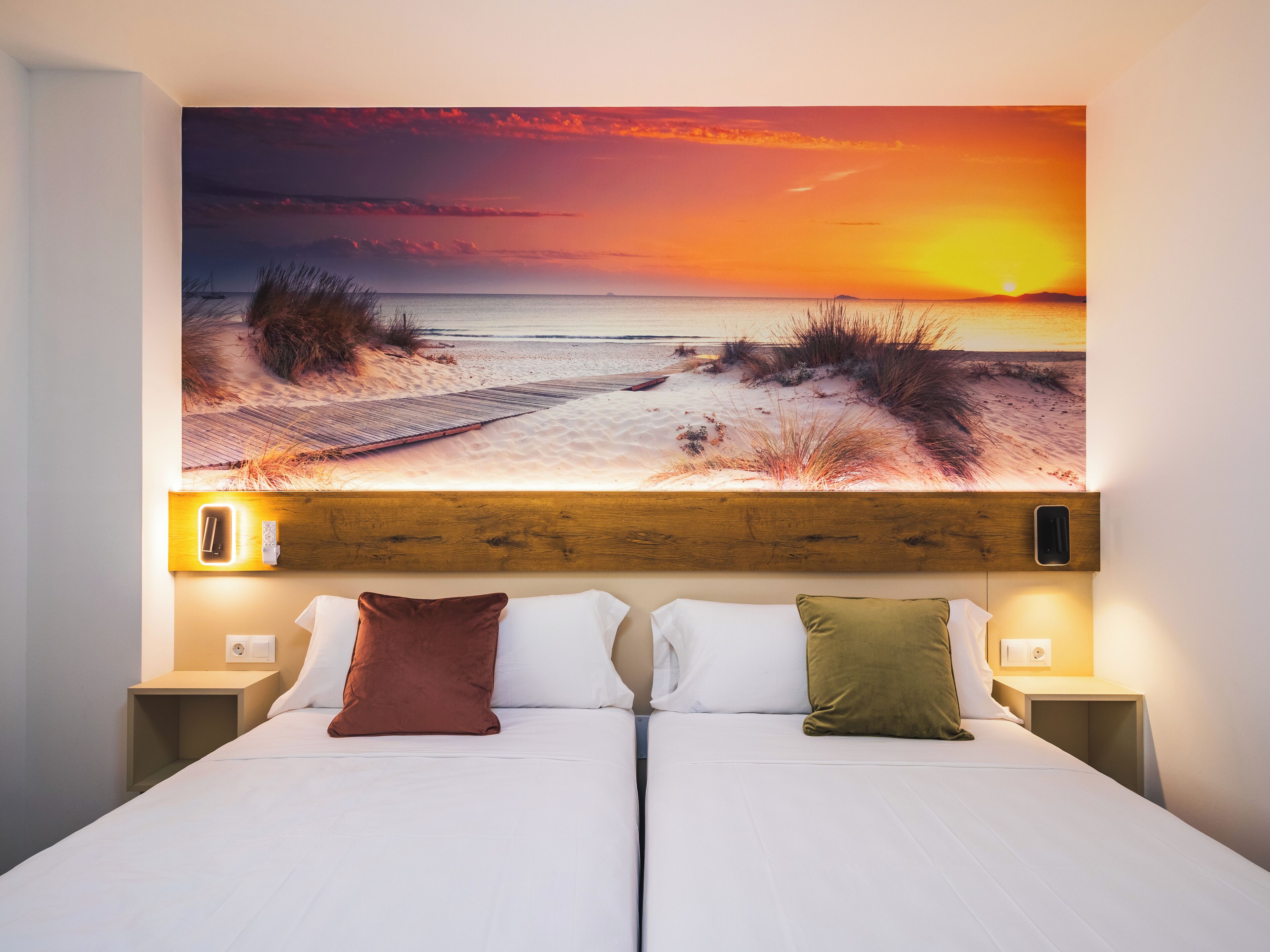 Căn hộ dành cho gia đình | Bàn, khu vực làm việc phù hợp cho laptop, phòng cách âm 