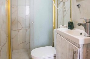 Room, Sea View | Bathroom | Shower, hair dryer, towels, soap - Morkoyun Taş Ev (Karaburun)