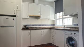 Jääkaappi, mikroaaltouuni, astianpesukone, kahvin-/teenkeitin