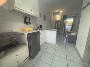 Habitación básica doble, vistas al jardín | Servicio de comidas en la habitación