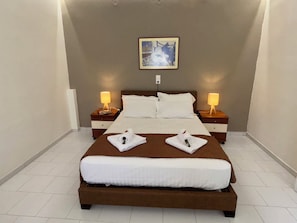 In-room safe, soundproofing, iron/ironing board, free WiFi