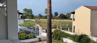 DOLPHIN APARTMENTS & STUDIOS