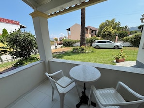 Habitación básica doble, vista al jardín | Terraza o patio