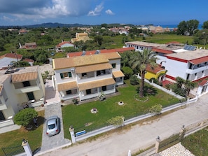 Vista frontal de la propiedad