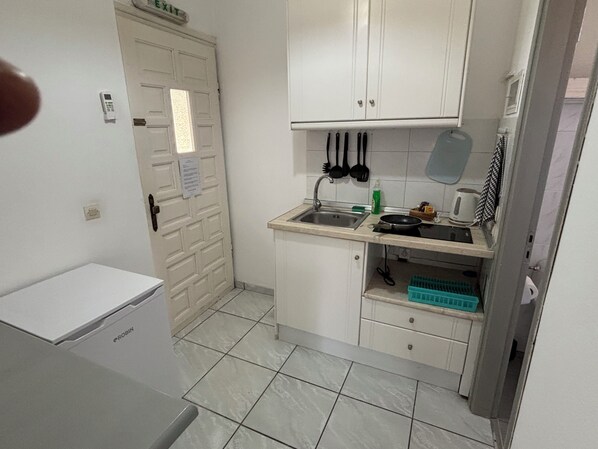 Basic Double Room, Garden View | In-room dining