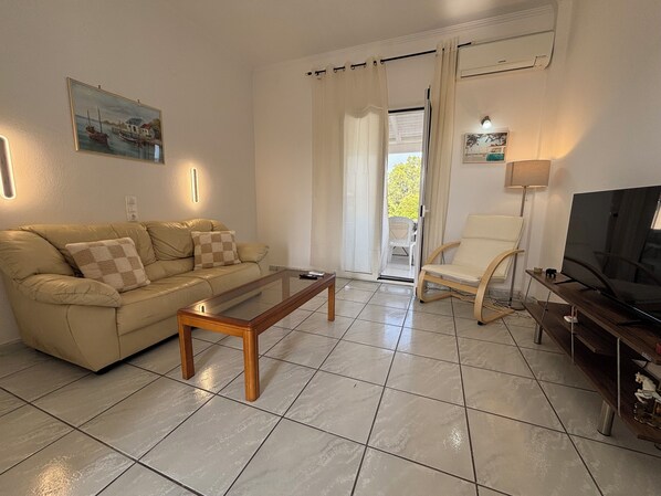 Deluxe Apartment, Sea View | Living area