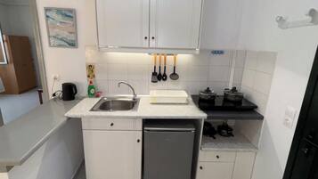 Deluxe-Apartment, Meerblick | Eigene Küche | Kühlschrank, Herdplatte, Kochgeschirr/Geschirr/Besteck