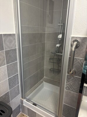 Shower, hair dryer, towels, toilet paper - Bella Suare Maison Rez de jardin T3 (Calenzana)