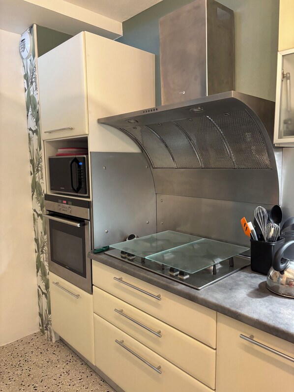 Fridge, microwave, oven, stovetop