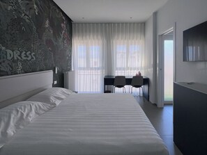 Klassieke tweepersoonskamer, balkon, uitzicht op stad | Pillowtop-bedden, een kluis op de kamer, verduisterende gordijnen