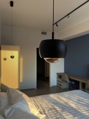 Leilighet – panorama, balkong, delvis sjøutsikt | Senger med overmadrass, safe på rommet og blendingsgardiner