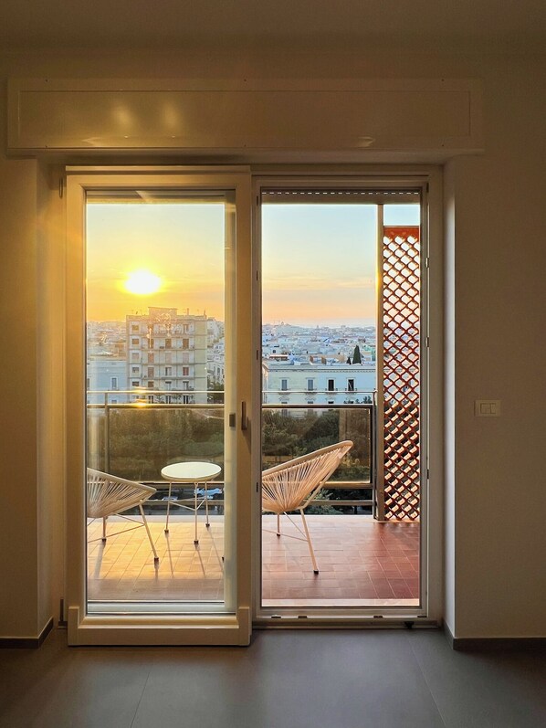 Panorama appartement, balkon, gedeeltelijk uitzicht op zee | Terras