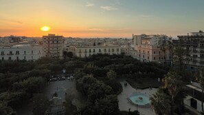 Apartamento panorâmico, sacada, vista parcial para o mar | Vista do quarto