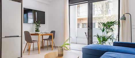 Apartament Deluxe, 1 dormitori, balcó | Sala d'estar | Televisor intel·ligent de 40 polzades amb canals digitals