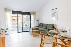 ซูพีเรียอพาร ์ทเมนท์, 2 ห้องนอน | บริเวณนั่งเล่น | สมาร์ททีวี 40 นิ้ว พร้อมช่องดิจิตอล