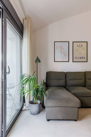 Leilighet – superior, 1 soverom | Oppholdsområde | En 40-tommers smart-TV med digitale kanaler