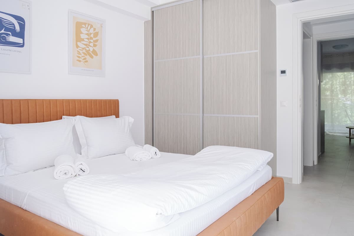 Deluxe Apartment, 1 Bedroom, Balcony | Premium bedding, pillowtop beds, free cribs/infant beds, free WiFi