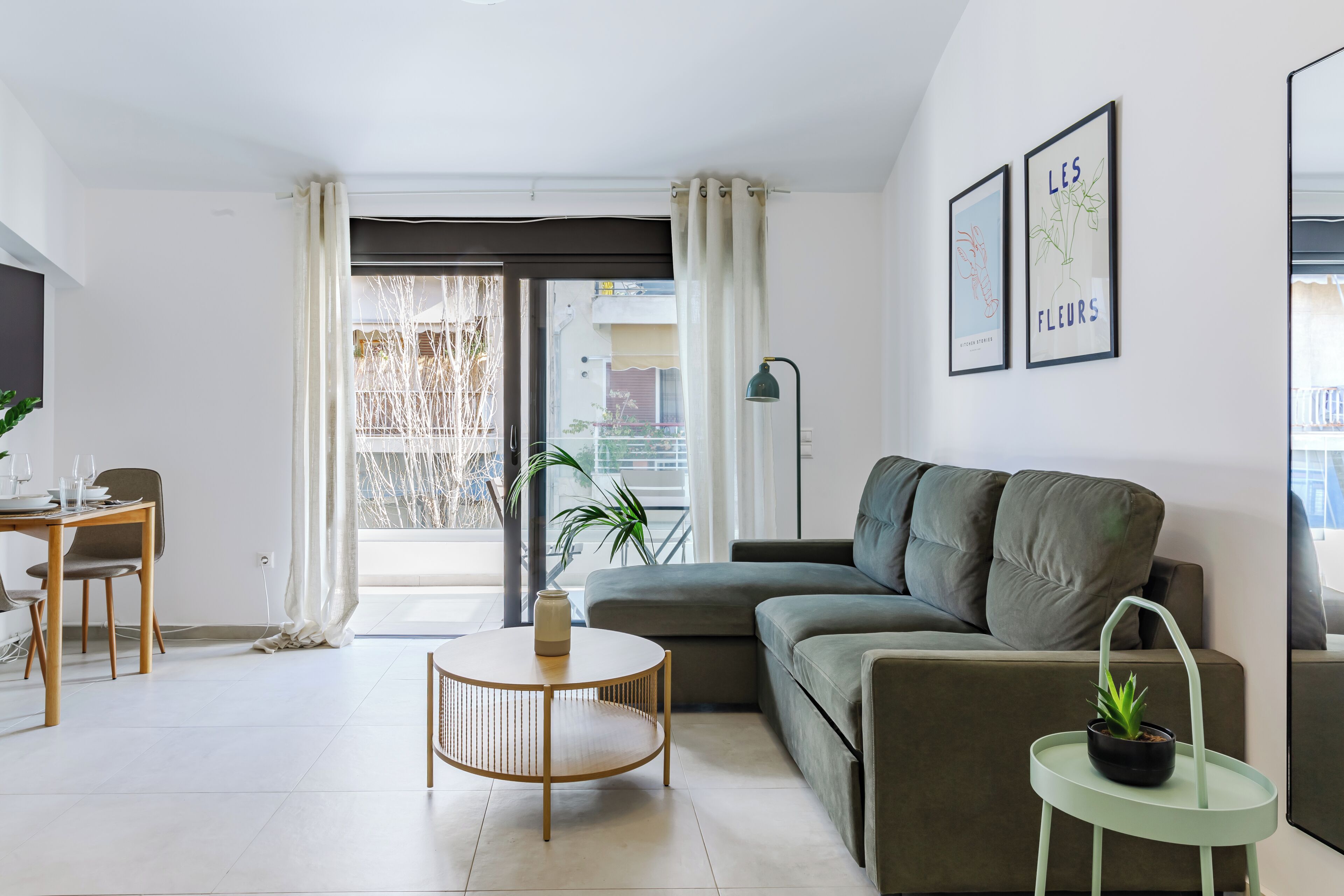 Superior-Apartment, 1 Schlafzimmer | Wohnbereich | 40-Zoll-Smart-TV mit Digitalempfang