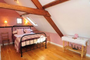 2 makuuhuonetta, vauvan matkasänky, vuodevaatteet