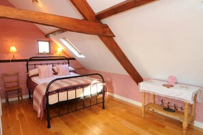 2 bedrooms, bed sheets - The Barn, Neyland - Two Bedroom Cottage, Sleeps 3 (Burton)