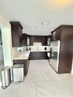 Microondas, horno, placa de cocina y papel de cocina