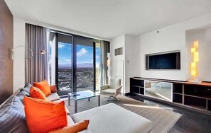 TV, offices - Luxurious Sub-Penthouse Studio Balcony Access (Las Vegas)