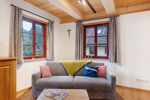 Televisie, een open haard en een stereo