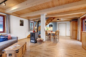 Fernseher, Kamin, Stereoanlage