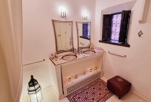 Dutxa, assecador de cabells, bidet i tovalloles