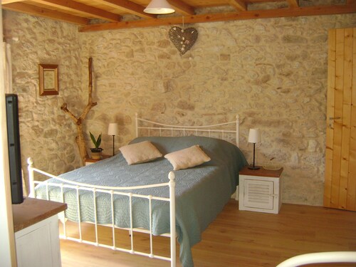 Chambre d'hôtes Acacia at "La Boriette" in peaceful Occitan Tuscany