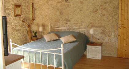 Chambre d'hôtes Acacia at "La Boriette" in peaceful Occitan Tuscany