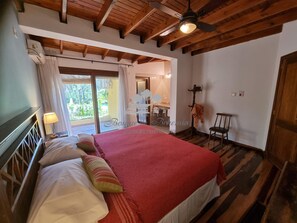 9 bedrooms, WiFi, bed sheets - In front of the river, in Delta de Tigre, ideal for groups of 10 to 20 people. (VFD)