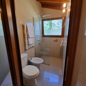 Regadera, amenidades de baño ecológicas, secadora de cabello, bidet 