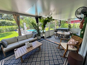 Outdoor dining - Luxurious Pool Oasis Near Wilton Manors (Oakland Park)