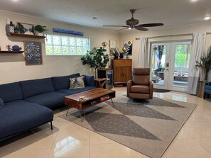 TV, offices - Luxurious Pool Oasis Near Wilton Manors (Oakland Park)