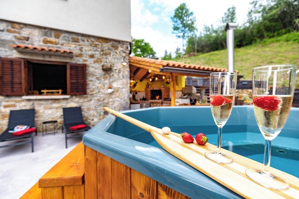 Outdoor spa tub