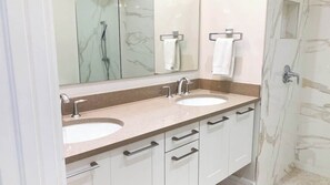 Douche, sĂšche-cheveux