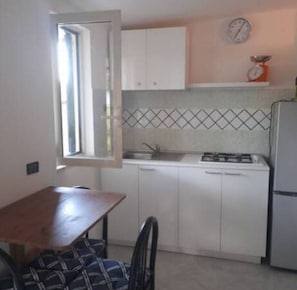 Frigorífico, placa de cocina, utensilios de cocina y especias