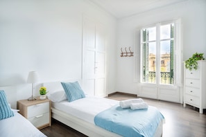 5 bedrooms, iron/ironing board, WiFi, bed sheets