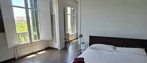 5 bedrooms, iron/ironing board, WiFi, bed sheets