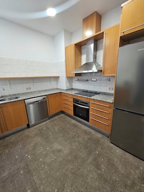 Micro-ondes, four, plaque de cuisson, lave-vaisselle